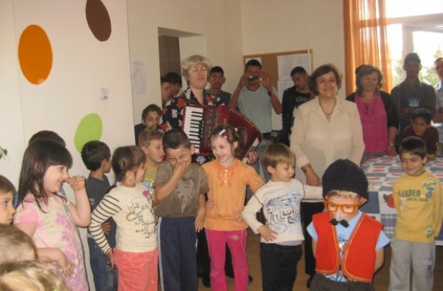 Децата от Дом Теофано Попова получиха подаръци за 24 май