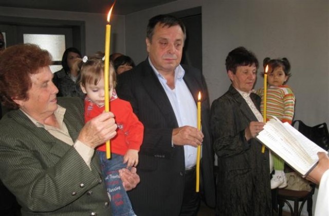 Кметът кръсти две деца от Дома за медико-социални грижи