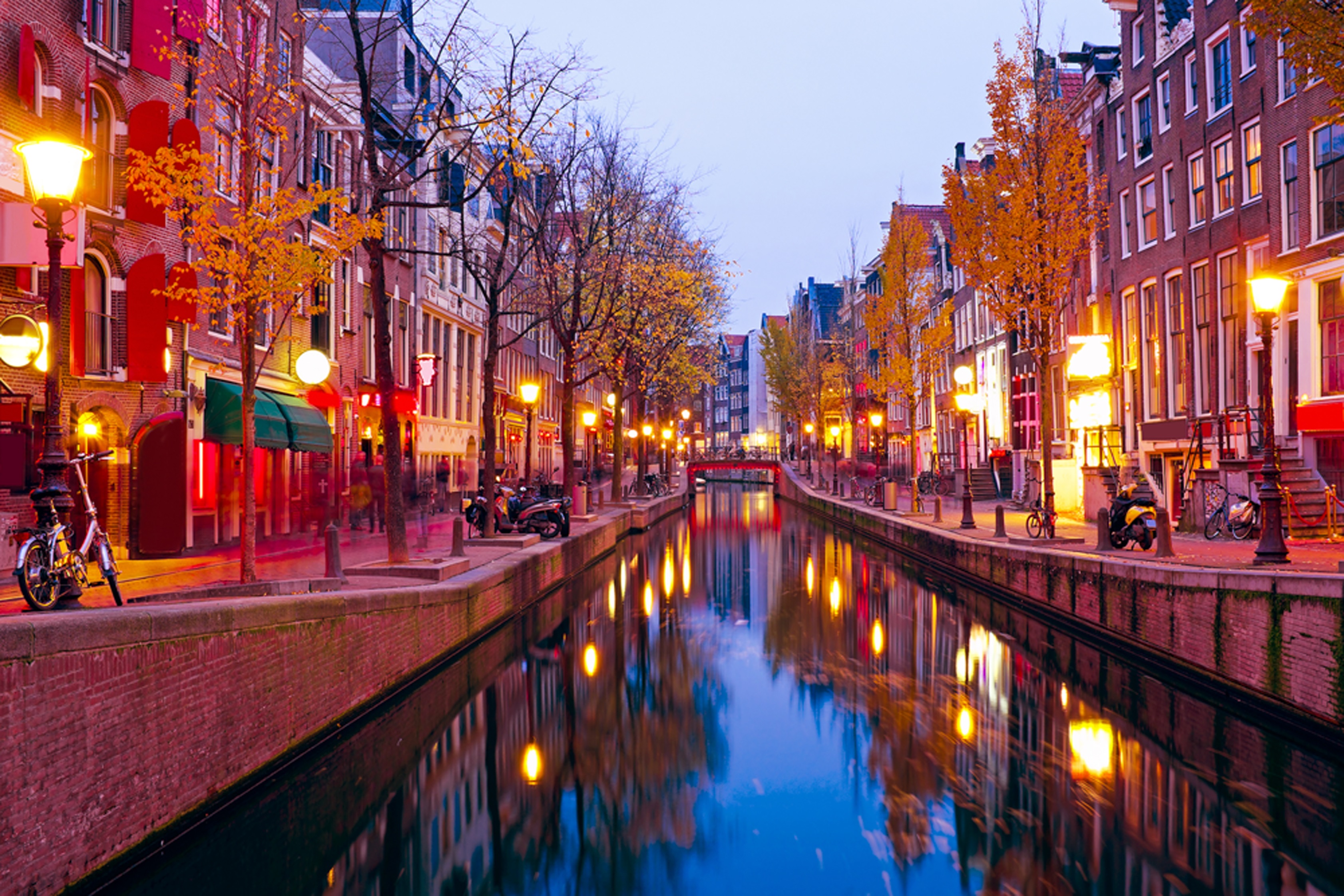 Амстердам, чист, спокоен, подреден. Пълен с цветя, колела.На всеки би му се приискало да посети този град.<br />
Големият художник Рембранд твори тук, а Ане Франк, малката писателка, е родена. Градът е столица на Кралство Нидерландия (Холандия). Името на Амстердам идва от Амстелердам. В превод означава "бент на Амстел", реката, преминаваща през града. Възникнал като рибарско селце в края на XII век, в резултат на развитието на търговията. Амстердам се превръща в един от най-големите пристанищни градове в света.През XIX и XX в. Амстердам се разраства и се образуват множество нови квартали и предградия. Кварталът на Червените фенери съществува на днешното си място от самото му основаване през XIV в., когато вместо кафенета, тук са се разполагали дестилационни фабрики, обслужвани предимно от моряци и търговци от различни националности.Нуждаещите се от освежаване и компания и забогатели след дългите пътувания моряци, все по-силно привличат вниманието на жените с лоша репутация. Така за кратко време луксозните публични домове, ръководени от амбициозни бизнес дами се превръщат в едни от най-популярните места .Оставяйки малка пролука между червените завеси на стаите, гледащи към улиците, дамите подканят мъжете с леко, но предизвикателно потропване по прозорците.