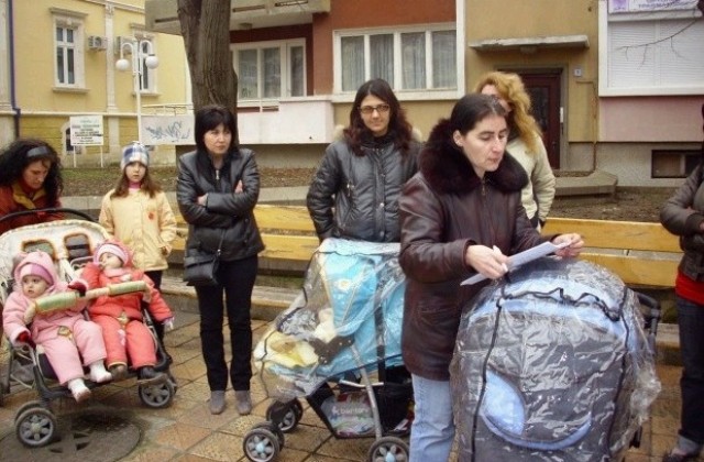 Плевенски социалистки се обявиха в защита на правата на майките