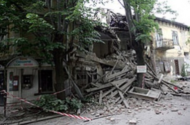 Стара къща се срути в столицата, няма пострадали