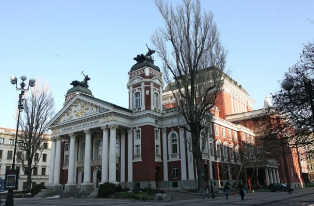 Бутат две от заведенията в градинката пред Народния театър