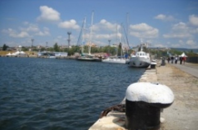 Екипажите от регатата Исторически морета 2010 се включват в парад