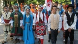 Детският фолклорен фестивал се разгръща из общината
