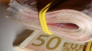Еврото отново губи позиции спрямо долара Петролът падна под 70