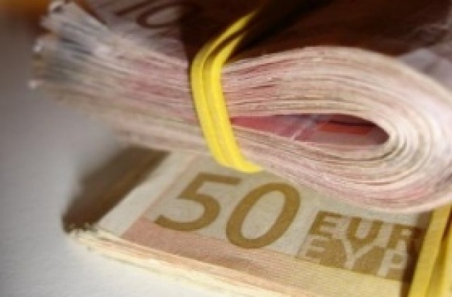 Еврото отново губи позиции спрямо долара. Петролът падна под $70