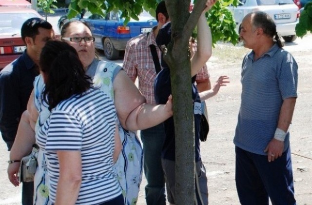 Мъж легна пред багера