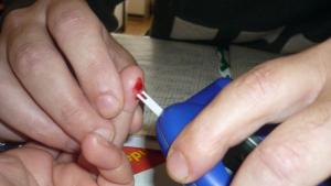 Обучават хора да мерят кръвната си захар