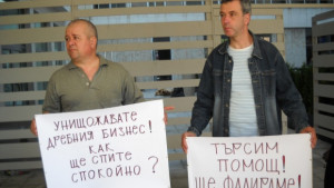 Недоволни граждани посрещнаха общинските съветници с плакати