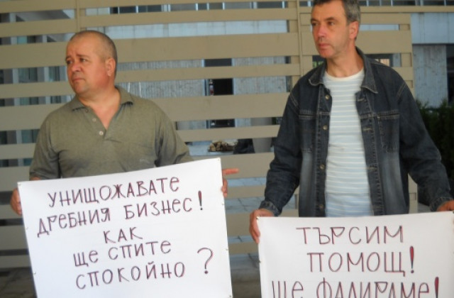 Недоволни граждани посрещнаха общинските съветници с плакати
