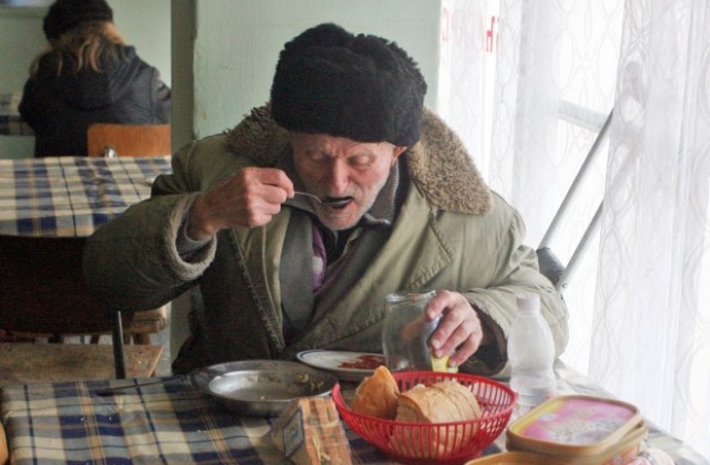 Изплащат социалните помощи в срок