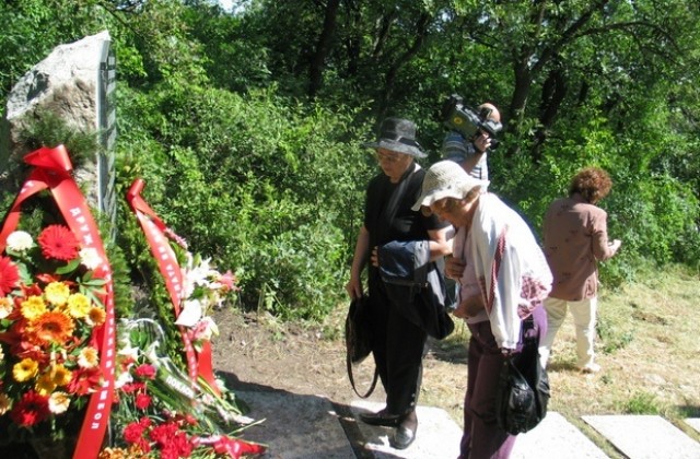 Откриха паметна плоча на жертвите при катастрофата на Бакаджика