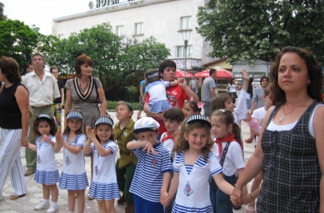 Децата в Царево празнуват