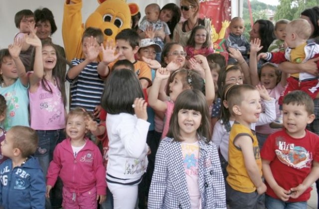 Деца дариха книги за благоевградската библиотека