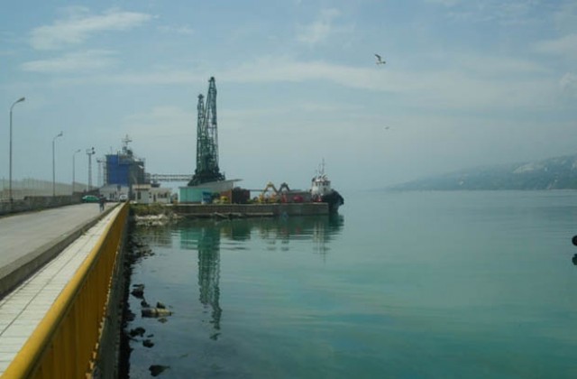 Нефтен разлив на товарното пристанище в Балчик