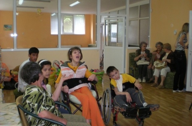 Тържество в Дневния център за деца с увреждания