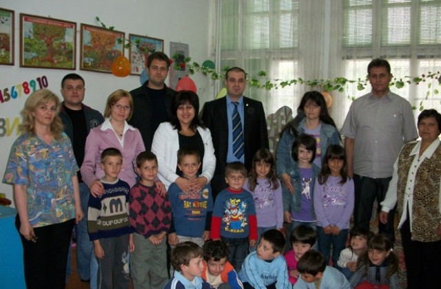 Играчки и лакомства за децата в Покрайна и Кутово