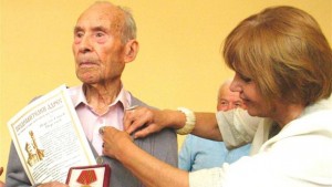 100годишен ветеран от войната получи юбилеен медал