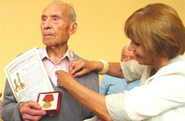 100-годишен ветеран от войната получи юбилеен медал