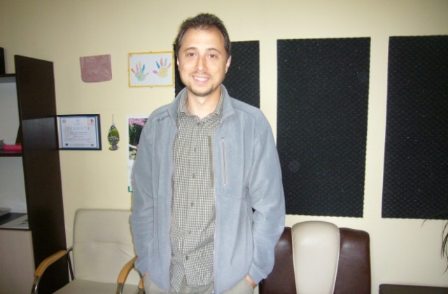 Погребват чистия въздух на Стара Загора. Супер Любо чете надгробното слово.
