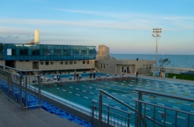 Стимулират децата да тренират плуване