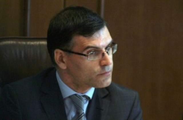 Дянков бди над купуването на самолетни билети за министрите