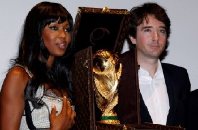 В СНИМКИ: Наоми Кемпбъл изпрати трофея на Световното за ЮАР