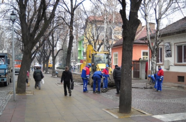Възстановяват и копаят по алеята в Кюстендил