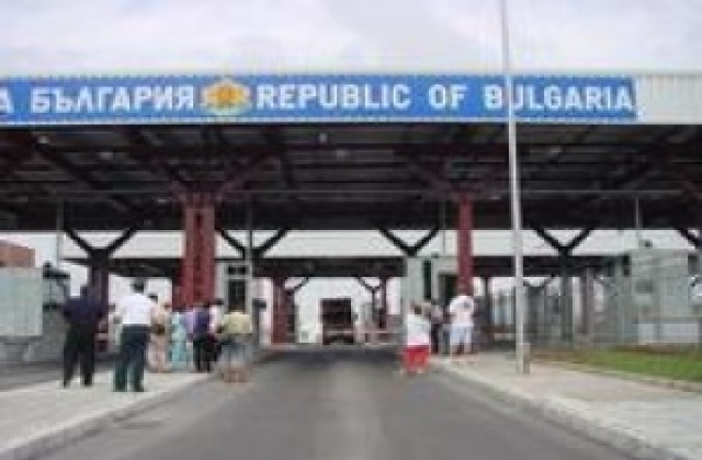 Контрабандни маркови дрехи хванаха на Лесово