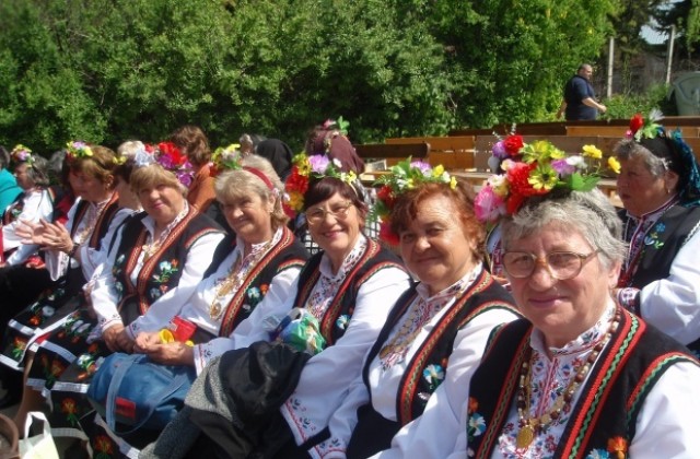 Варненци се надпяват и надиграват за “Копривщица 2010”