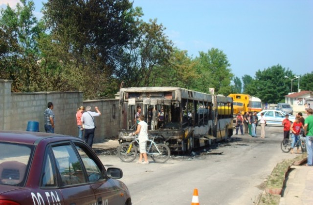 Градски автобус изгоря, запали се в движение