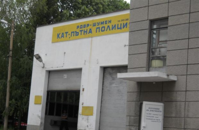 Шофьор ползва едни регистрационни табели за два микробуса