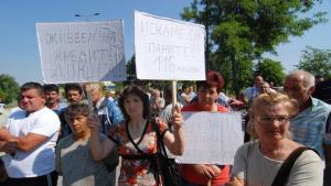 Цивилни полицаи снимат с камера протест на тютюнопроизводителите