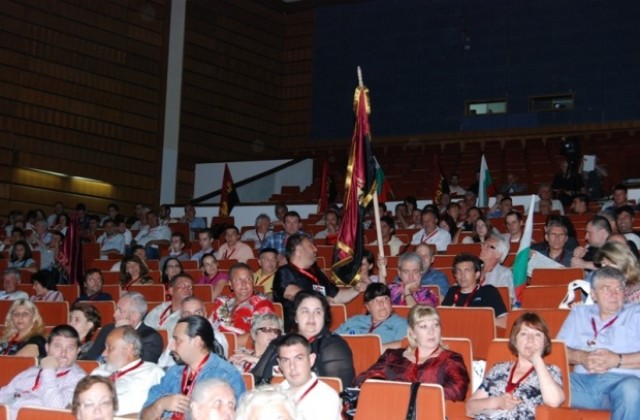 Над 400 делегати се стичат на първия конгрес на ВМРО-НИЕ