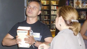Захари Карабашлиев продава книги