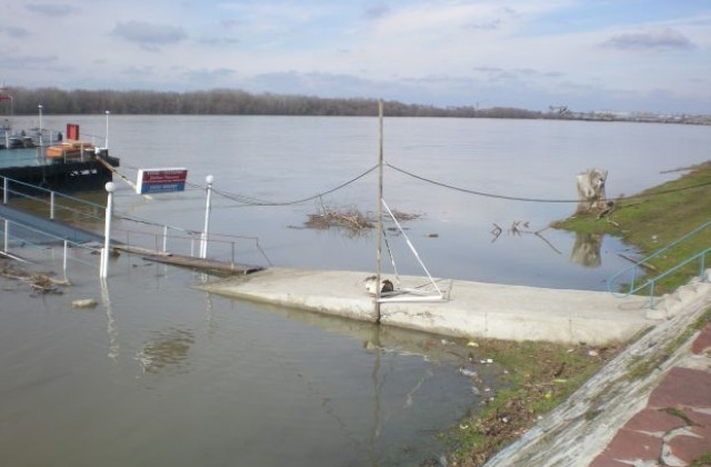 Дунав продължава да се покачва