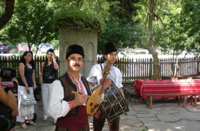 Избраха съставите, които ще представят областта на Копривщица 2010