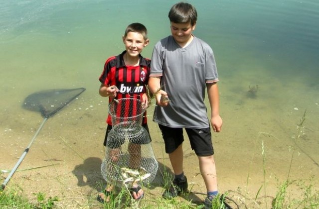 Деца в Банско се състезаваха по улов на риба