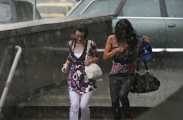 Температурата в София падна рязко заради силна буря