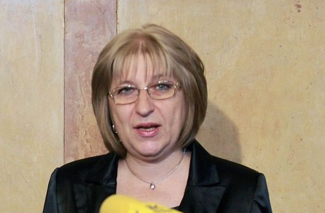 Цачева: Съпругът ми работи в Булгартабак, но няма отношение към приватизацията