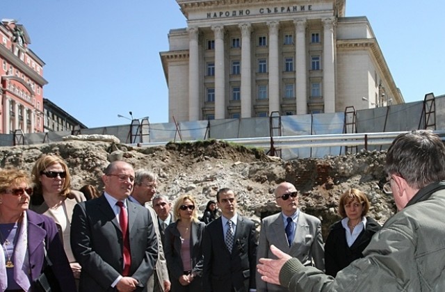 Министър, кмет и посланик гледат находките при ЦУМ