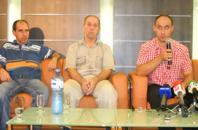 След 160 дни в плен 8 български моряци се завърнаха у дома