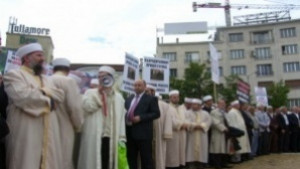 Над 1000 мюсюлмани протестират в Хасково днес