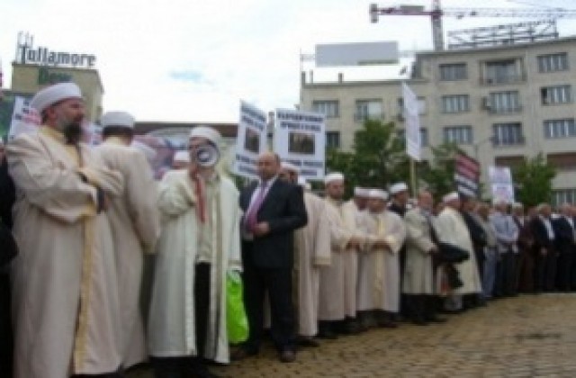 Над 1000 мюсюлмани протестират в Хасково днес
