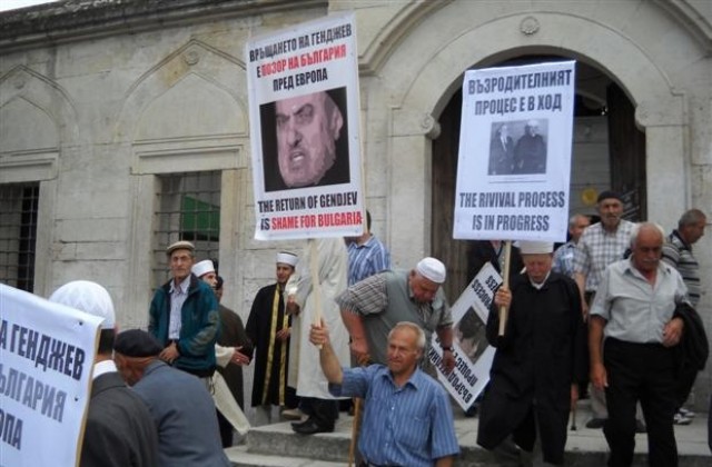 Протест срещу връщането на Недим Генджев