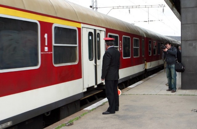 Влак блъсна автомобил във Враца, шофьорът загина