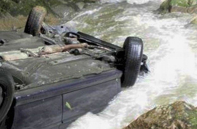 Автомобил падна в река Бистрица