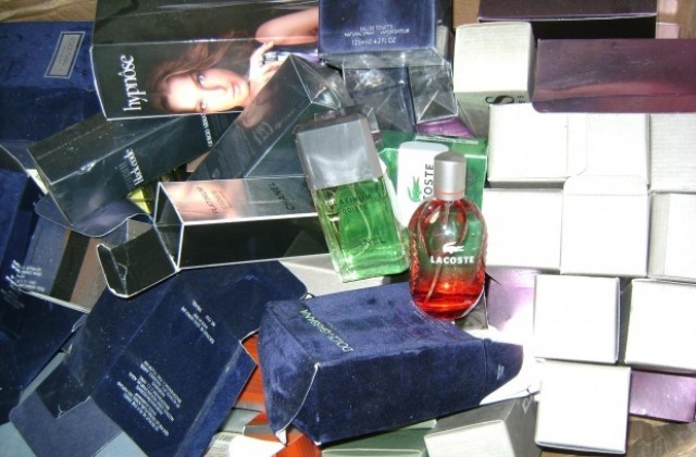 215 контрабандни парфюма в шофьорската кабина на ТИР откриха митничарите на Лесово