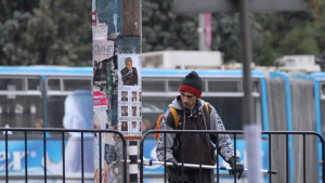 Премахват афишите по предпазните строителни огради