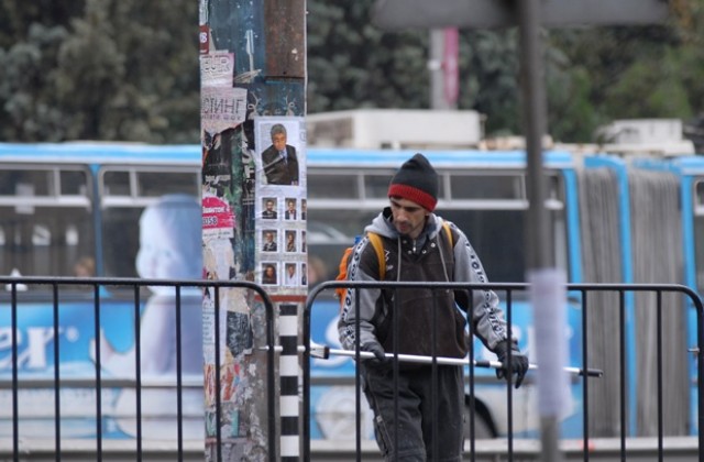 Премахват афишите по предпазните строителни огради